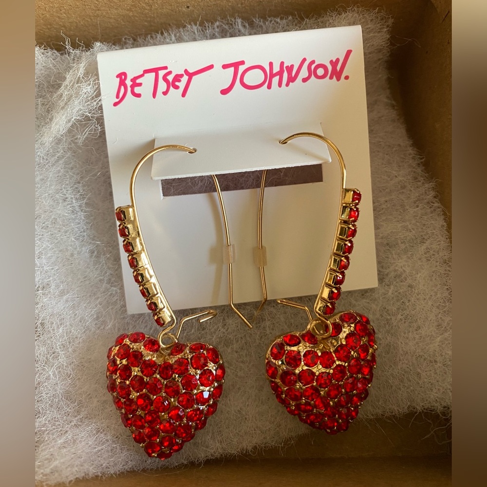 Adorable heart Betsey Johnson earrings NWT - Picture 3 of 5